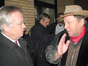 Bild: Oberbürgermeister Klaus Wehling im Gespräch mit Gunter Demnig