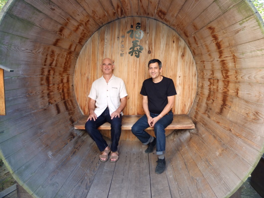 Das Bild zeigt zwei Musiker. Foto: Anonymous. Kobe, Japan 2017