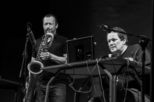 Das Bild zeigt Mats Gustaffson und Christof Kurzmann Das Bild zeigt zwei Musiker. Links im Bild Mats Gustafsson am Saxophon und rechtsChristof Kurzmann