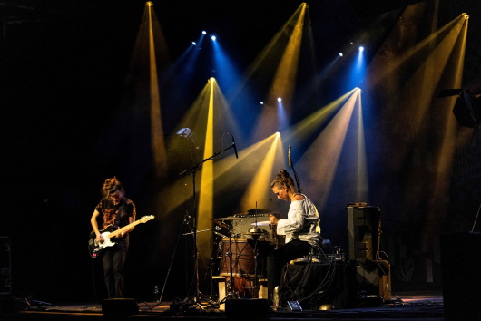 Zu sehen sind Nina Garcia an der E-Gitarre und Camille Emaille (Perkussion), Foto: Stefan Tolusso