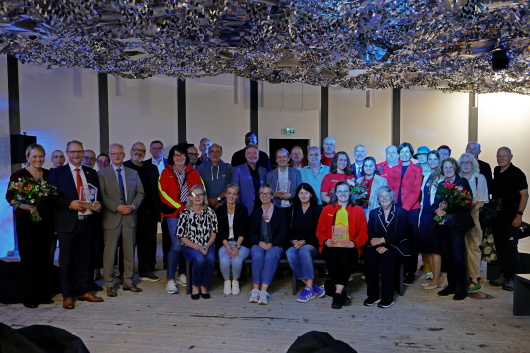 Auf dem Foto sehen Sie alle Preisträger*innen der Heimatpreise 2026 und die Jury mit Oberbürgermeister Thorsten Berg und Frau Domkowsky vom Kulturbüro. (Foto: Dirk Böttger)