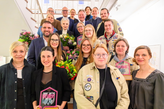 Alle Preisträger*innen und Preisträger des Heimatpreises mit Oberbürgermeister Berg und Vertreter*innen der Stadtverwaltung