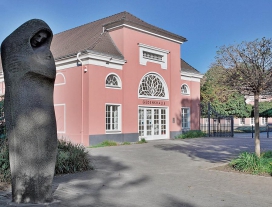 Skulptur Die Trauernde vor der Gedenkhalle (Foto: Ralf Raßloff)