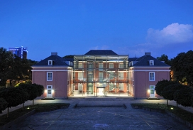 Ludwig Galerie Schloss Oberhausen mit dem Gasometer (Foto: Thomas Wolf)