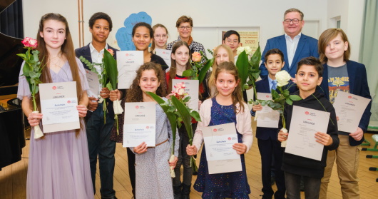 jungen Musikerinnen und Musikern, dem Bürgermeister Werner Nakot (hi. re.) und Sabine Bergforth von der Musikschule (hi. mi.