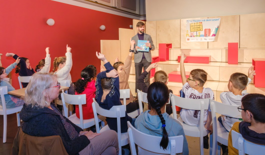 Dezernent Ralf Güldenzopf mit der Klasse 3d der Wunderschule