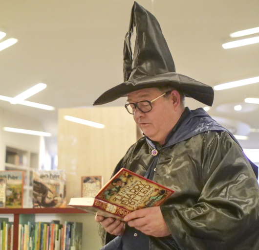 Bürgermeister Werner Nakot erschien im Magier-Gewand, passend zum Buch „Harry Potter und der Stein der Weisen“