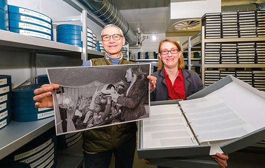 Archivleiter Dr. Magnus Dellwig und Michaela Schmitz-Oetjen, wissenschaftliche Facharchivarin, mit einem Foto aus dem Bestand Ruth Gläser.