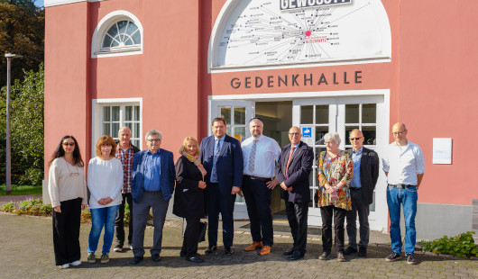 Gruppenbild vor der Gedenkhalle