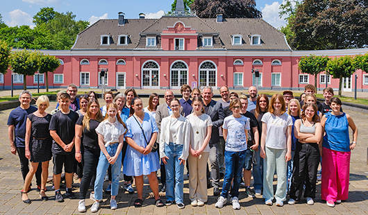Gruppenbild der Kulturscouts am Schloss Oberhausen
