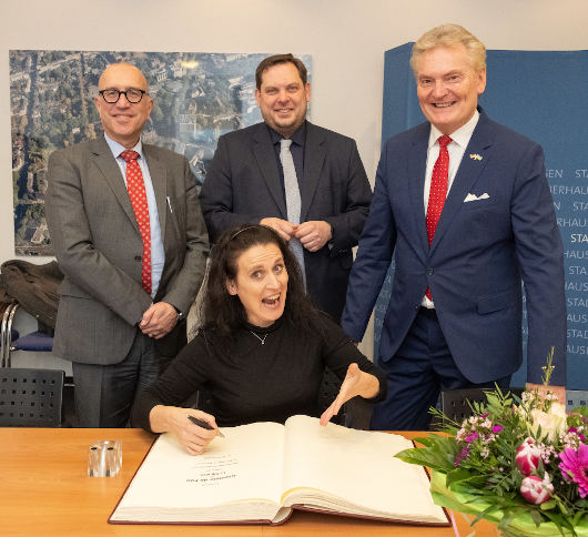 v. li. Kulturdezernent Apostolos Tsalastras, Oberbürgermeister Daniel Schranz und den Vorsitzende des Kulturausschusses und Bürgermeister Manfred Flore. Am „Goldenen Buch“ ‚La Signora‘ (Fotos: Stadt Oberhausen, Tom Thöne)