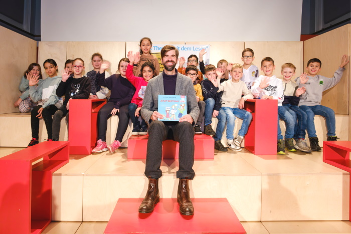 Dezernent Ralf Güldenzopf mit der Klasse 3d der Wunderschule