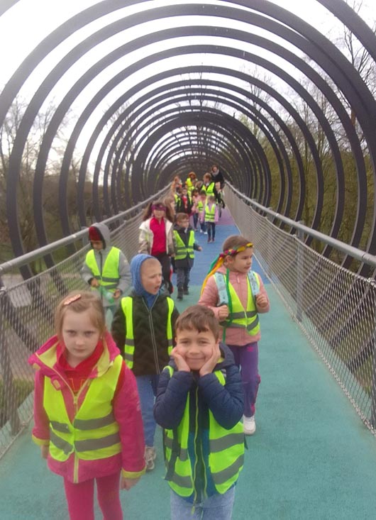 Kinder auf der Rehberger Brücke