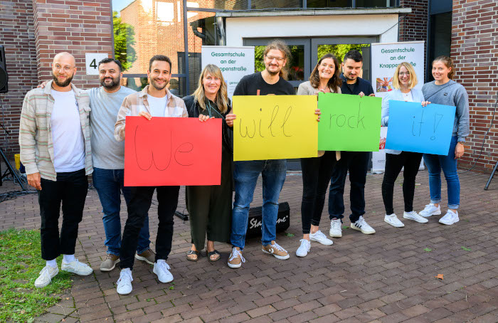Gruppe hält Plakat