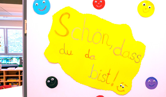 Schild "Schön, dass Du da bist" an einer Klassenzimmertür. Foto: Stadt Oberhausen/Tom Thöne