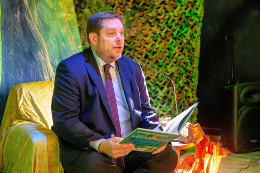 Oberbürgermeister daniel Schranz las aus dem Zauberer von OZ (Foto: Stadt Oberhausen/Tom Thöne)