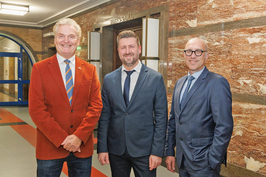 v. li.: Manfred Flore, Vorsitzender des Kulturausschusses, Matthias Frerix und Apostolos Tsalastras vor dem Ratssaal (Foto: Axel J. Scherer)