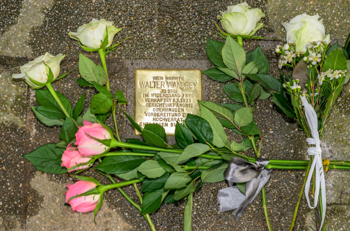 Verlegung eines Stoplersteins an der Arndtstraße
