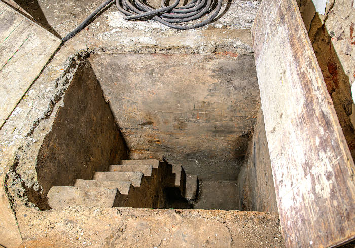 Einer der überraschendsten und herausragendsten Funde: Unter einer Abdeckung und dem nachträglich verlegten Boden fanden die Bauhistoriker eine Mikwe, ein jüdisches Ritualbad. Foto: Stadt Oberhausen / Tom Thöne