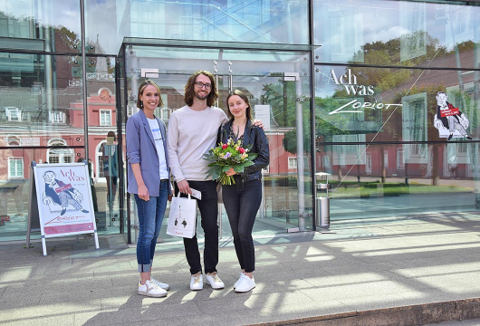 Kuratorin Dr. Sarah Hülsewig mit Tom Adams und Caroline Berg (Foto: LUDWIGGALERIE Schloss Oberhausen)