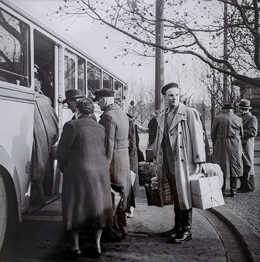 Rund 40.000 Fotografien der Bildjournalistin Ruth Gläser wurden für die Ausstellung in der Gedenkhalle gesichtet. Repro: Stadt Oberhausen / Tom Thöne