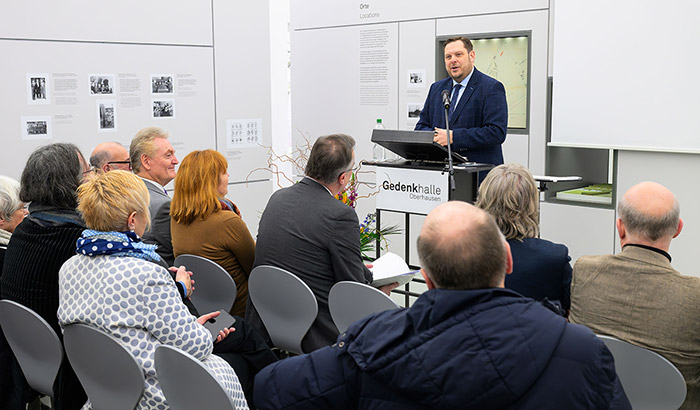 „Ruth Gläsers Fotos sind im historischen Kontext wertvolle Zeitzeugnisse“, betonte Oberbürgermeister Daniel Schranz bei der gut besuchten Eröffnung der Ausstellung. Foto: Stadt Oberhausen / Tom Thöne