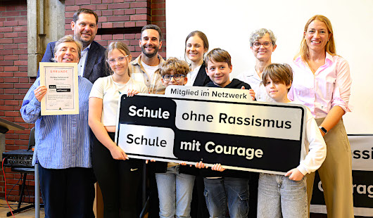 Oberbürgermeister Daniel Schranz (2.v.li.) mit Vertretern und Vertreterinnen der Schulgemeinschaft und des Netzwerks. (Foto: Stadt Oberhausen/Tom Thöne) 