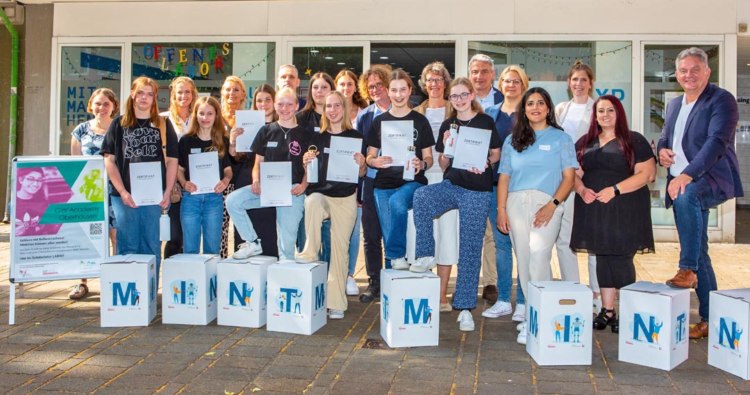 Der Abschlussjahrgang der Girls´ Academy Oberhausen zusammen mit dem Beigeordneten Jürgen Schmidt (r.), der Gleichstellungsbeauftragten Julia Pietrasch (5.v.r.), Staatssekretär Lorenz Bahr (6.v.r.) und weiteren Gäste der Veranstaltung im LAB4U auf der Marktstraße. (Foto: Stadt Oberhausen/Carsten Walden)