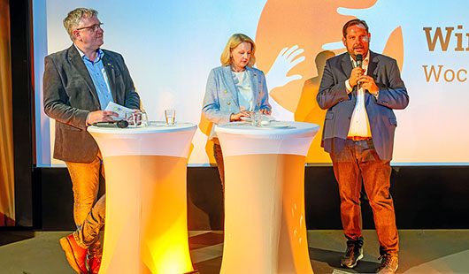 Oberbürgermeister Daniel Schranz (r.), Simone Schulte-Lippern, Geschäftsführerin Gerhard-Tersteegen-Institut (GTI), und Thorsten Schultheis, Einrichtungsleiter GTI. (Foto: Stadt Oberhausen/Tom Thöne)