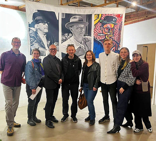 Thomas Machoczek, Laura Mangels (Theater Oberhausen), Kulturdezernent Apostolos Tsalastras, Stefan Schoer (Kitev), Desbina Kallinikidou (Büro für Interkultur), Leonard Schmidt-Dominé (Kurator und Künstler), Ariel Ebert (Kuratorin) und Rimma Ebert bei der Ausstellungseröffnung vor „Never Ending Hats“ von Leonard Schmidt-Dominé. (Foto: Kitev)