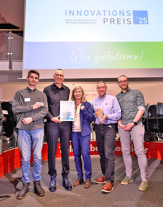 V.l.: Lars Halil Demic (Master of Education im Fach Informatik), Dr. Carsten Weiß (Fachbereichsleiter Beruf und IT der Volkshochschule Oberhausen), Dr. Gesa Reisz (Direktorin Volkshochschule und Bereichsleitung Bert-Brecht-Bildungszentrum), Dr. Marco Fileccia (Lehrer am Heinrich-Heine-Gymnasium) und Marcel-Lassar Przybylka (Referendar am Heinrich-Heine-Gymnasium).l.: Lars Halil Demic (Master of Education im Fach Informatik), Dr. Carsten Weiß (Fachbereichsleiter Beruf und IT der Volkshochschule Oberhausen), Dr. Gesa Reisz (Direktorin Volkshochschule und Bereichsleitung Bert-Brecht-Bildungszentrum), Dr. Marco Fileccia (Lehrer am Heinrich-Heine-Gymnasium) und Marcel-Lassar Przybylka (Referendar am Heinrich-Heine-Gymnasium) (Foto: Marc Thürbach)