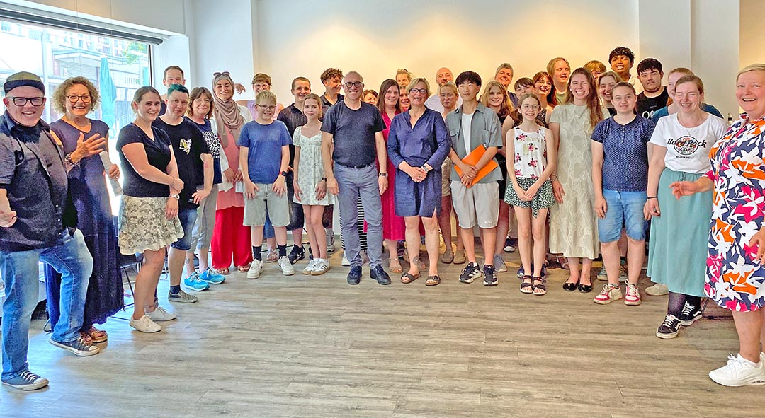 Kulturdezernent Apostolos Tsalastras (Bildmitte) hat zusammen mit über 30 Schülerinnen und Schülern von sieben weiterführenden Schulen aus Oberhausen, Vertretenden der Kulturinstitutionen, Schulleitungen und kulturbeauftragten Lehrkräften sowie dem städtischen Bildungsbüro das Kulturscouts-Projekt 2024/2025 abgeschlossen. (Foto: Stadt Oberhausen)