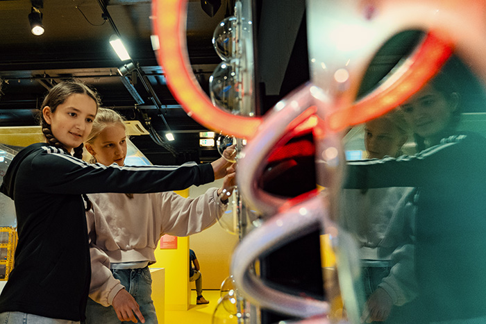 Zwei Jugedliche testen einen Bioreaktor (© Foto: Ilja C. Hendel / Wissenschaft im Dialog)