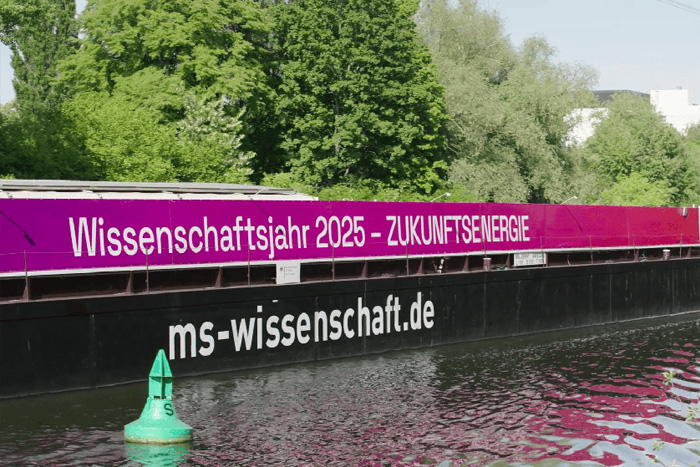 MS Wissenschaft auf einem Kanal (© Foto: Sympathiefilm / Wissenschaft im Dialog)