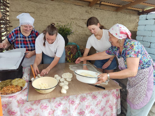Oberhausener Jugendliche beim Brotbacken in Moldawien. Foto: Stadt Oberhausen