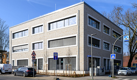 Oberbürgermeister Thorsten Berg mit den Schülerinnen und Schülern der Astrid-Lindgren-Grundschule