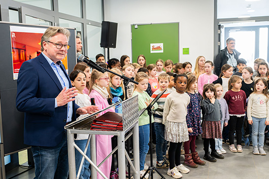 Oberbürgermeister Thorsten Berg mit den Schülerinnen und Schülern der Astrid-Lindgren-Grundschule