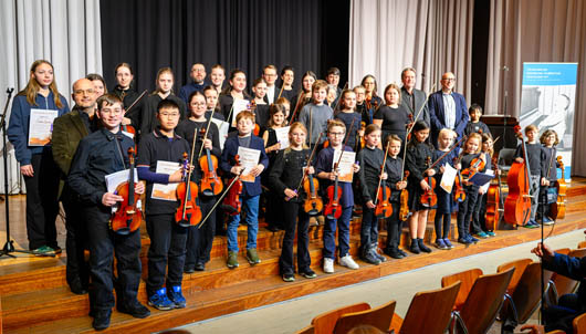 Musikerinnen und Musiker auf  der Bühne