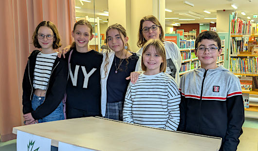 Kinderbuchautorin Angelika Hesse mit fünf der insgesamt elf teilnehmenden Autorinnen und Autoren (v.l.n.r.: Sina, Käthe, Hidaya, Sophia und Amori). Foto: Stadt Oberhausen