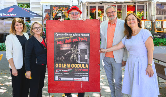 v. li.: Dr. Sara-Marie Demiriz (LVR-Industriemuseum), Maria und Czeslaw-Golebiewski (Gdanska), Dr. Holger Klein-Wiele (LVR-Industriemuseum) und Desbina Kallinikidou (Stadt Oberhausen) (Foto: Stadt Obderhausen / Tom Thöne)