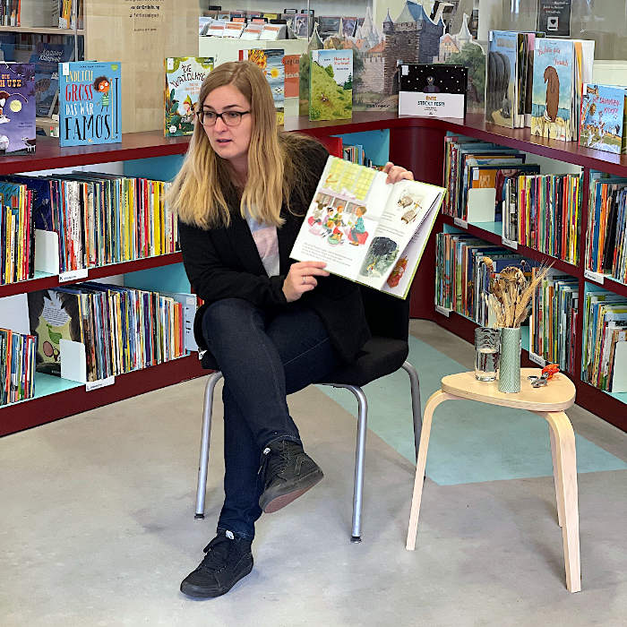 Tanja Bergmann liest Kindern vor