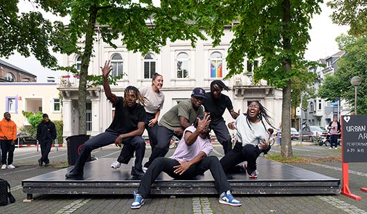 Wo beim Theaterfest das Uran-Arts-Ensemble tanzte, entsteht nun das neue Container-Dorf. Foto: Theater Oberhausen/DGF