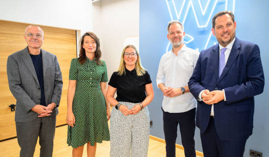 v.l.n.r.: Prof. Dr, Armin Falk (Universität Bonn), Dr. Silke Borgstedt (Sinus Institut), Lisa Debo & Prof. Dr. Martin Florack, (WICA NRW), Oberbürgermeister Daniel Schranz. (Foto: Stadt Oberhausen/Tom Thöne)