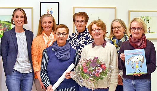 Besucherinnengruppe mit Beatrix Steinrötter, Dr. Christine Vogt, Dr. Sarah Hülsewig und Linda Schmitz Kleinreesink © LUDWIGGALERIE Schloss Oberhausen