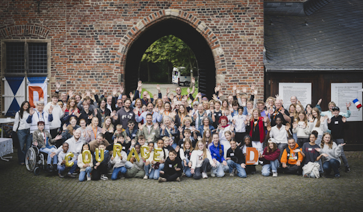 Bei dem Projekt Demokratie-Burg schlossen sich Oberhausener Schulen, Vertretende der Stadt Oberhausen sowie Initiativen zusammen (Foto: Bettina Engel-Augustin)