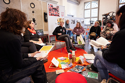 Erzählrunde beim Forum „Lass’ mal gemeinsam machen!“: Mitglieder:innen des Oberhausener Netzwerks berichten über ihre Zusammenarbeit.