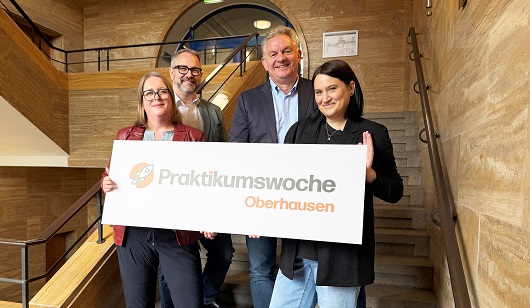 Auf dem Bild zu sehen sind v.l.n.r.: Dörte Delberg-Ziepke, Leiterin der Koordinierungsstelle Übergang Schule-Beruf der Stadt Oberhausen, Dr. Andreas Henseler, Geschäftsführer der OWT GmbH, Schuldezernent Jürgen Schmidt und Mareike Gall von der Koordinieru