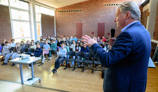 Schülerinnen und Schülern der sechsten Jahrgangsstufe der Gesamtschule an der Knappenstraße stellen Oberbürgermeister Thorsten Berg ihre Fragen (Stadt Oberhausen/Tom Thöne)