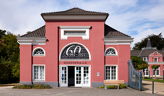 Der Eingangsbereich der Gedenkhalle Oberhausen (Foto: Stadt Oberhausen/Tom Thöne)