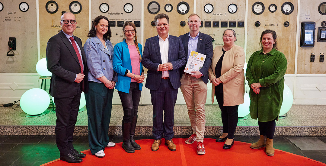 Beim Forum „Lass’ mal gemeinsam machen!“ in Oberhausen (v. l.): Apostolos Tsalastras, Stadtkämmerer der Stadt Oberhausen, Bianca Mehanovic, Projektkoordinatorin der Caritas Oberhausen, Prof. Dr. Romi Domkowsky, Projektleiterin der Stadt Oberhausen, Jürgen Dusel, Beauftragter der Bundesregierung für die Belange von Menschen mit Behinderungen, Michael Kreuzfelder, Vorstand der Caritas Oberhausen, Sonja Bongers, Bürgermeisterin der Stadt Oberhausen, sowie Maximiliane Horbach, Netzwerkkoordinatorin der Stadt Oberhausen.